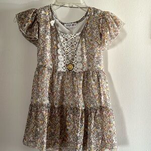 Beautees floral top with necklace